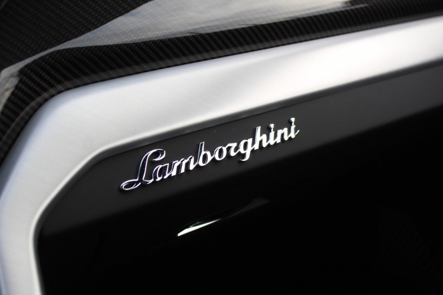 Lamborghini Urus 4.0 V8 / NL Auto! / Full Carbon / Keramisch / B&O / Pano / 360Camera / Head-up / 23'' / Stoelventilatie / Massage