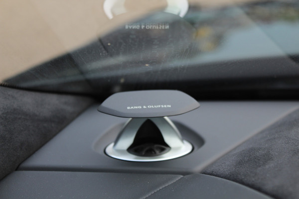 Lamborghini Urus 4.0 V8 / NL Auto! / Full Carbon / Keramisch / B&O / Pano / 360Camera / Head-up / 23'' / Stoelventilatie / Massage