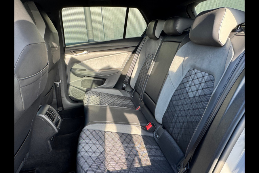 Volkswagen Golf 1.5 eTSI R-Line * iQ Light * Side Assist * Ambient Light *