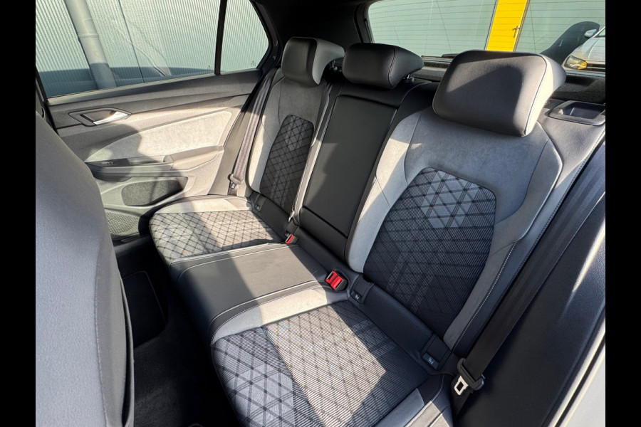 Volkswagen Golf 1.5 eTSI R-Line * iQ Light * Side Assist * Ambient Light *