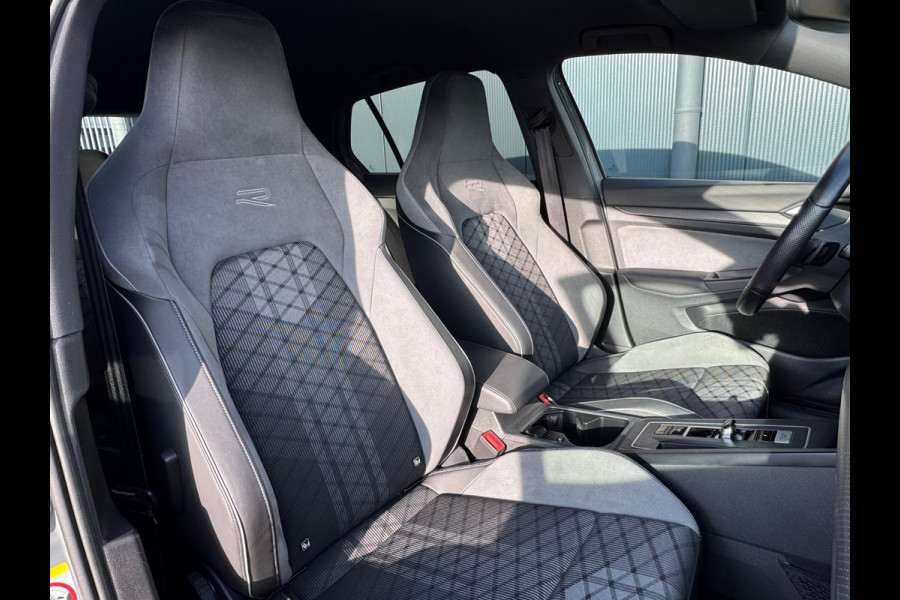 Volkswagen Golf 1.5 eTSI R-Line * iQ Light * Side Assist * Ambient Light *