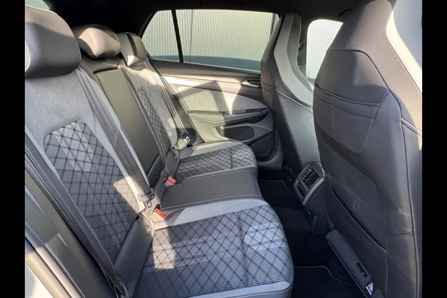 Volkswagen Golf 1.5 eTSI R-Line * iQ Light * Side Assist * Ambient Light *