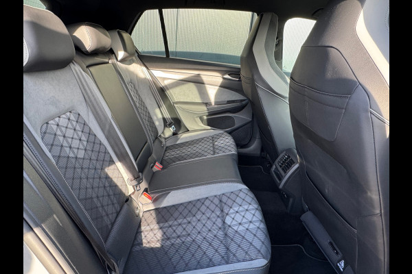 Volkswagen Golf 1.5 eTSI R-Line * iQ Light * Side Assist * Ambient Light *