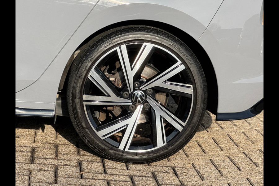 Volkswagen Golf 1.5 eTSI R-Line * iQ Light * Side Assist * Ambient Light *