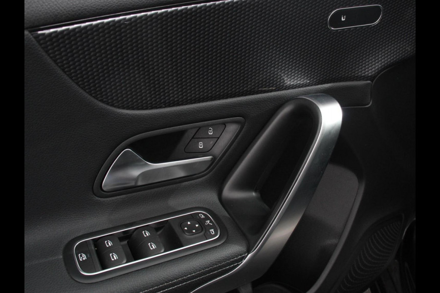 Mercedes-Benz A-Klasse 200 Automaat Progressive Mercedes-Benz A-klasse 200 Progressive | Navigatie | Climate Control | Lane Assist | Camera | Trekhaak | DAB | LED | Verkeersbord Herkenning |