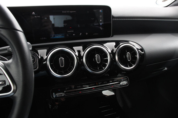 Mercedes-Benz A-Klasse 200 Automaat Progressive Mercedes-Benz A-klasse 200 Progressive | Navigatie | Climate Control | Lane Assist | Camera | Trekhaak | DAB | LED | Verkeersbord Herkenning |