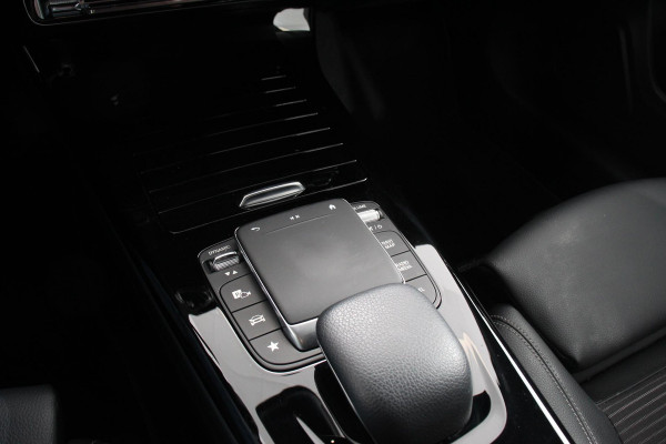 Mercedes-Benz A-Klasse 200 Automaat Progressive Mercedes-Benz A-klasse 200 Progressive | Navigatie | Climate Control | Lane Assist | Camera | Trekhaak | DAB | LED | Verkeersbord Herkenning |