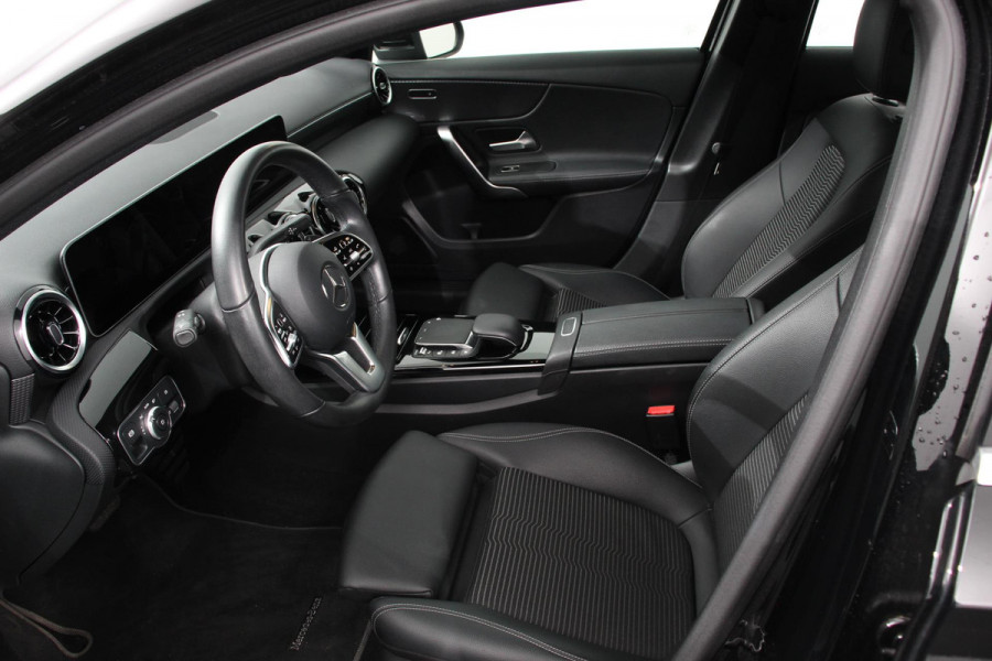 Mercedes-Benz A-Klasse 200 Automaat Progressive Mercedes-Benz A-klasse 200 Progressive | Navigatie | Climate Control | Lane Assist | Camera | Trekhaak | DAB | LED | Verkeersbord Herkenning |