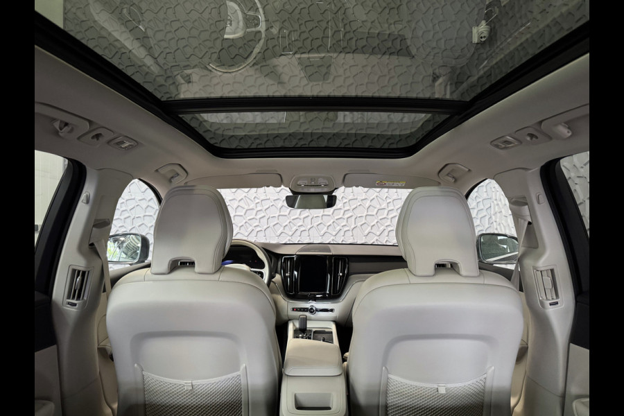 Volvo XC60 2.0 T6 350 PK CREME.LEER PHEV SCHUIFDAK AWD ULTRA BRIGHT LONG RANGE PANO HARMAN/KARDON HEADUP ELEK.KLEP phev . panorama pano