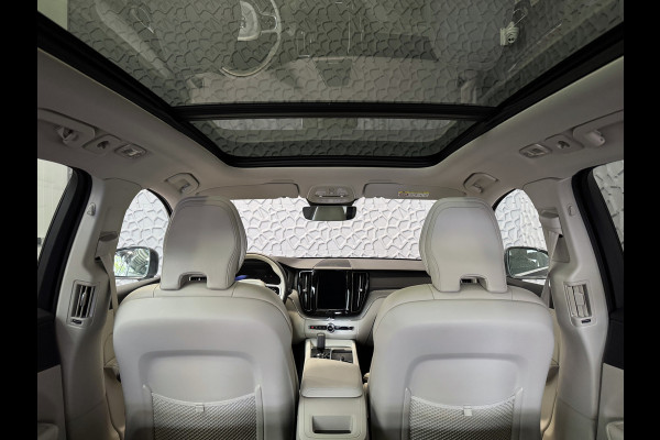 Volvo XC60 2.0 T6 350 PK CREME.LEER PHEV SCHUIFDAK AWD ULTRA BRIGHT LONG RANGE PANO HARMAN/KARDON HEADUP ELEK.KLEP phev . panorama pano