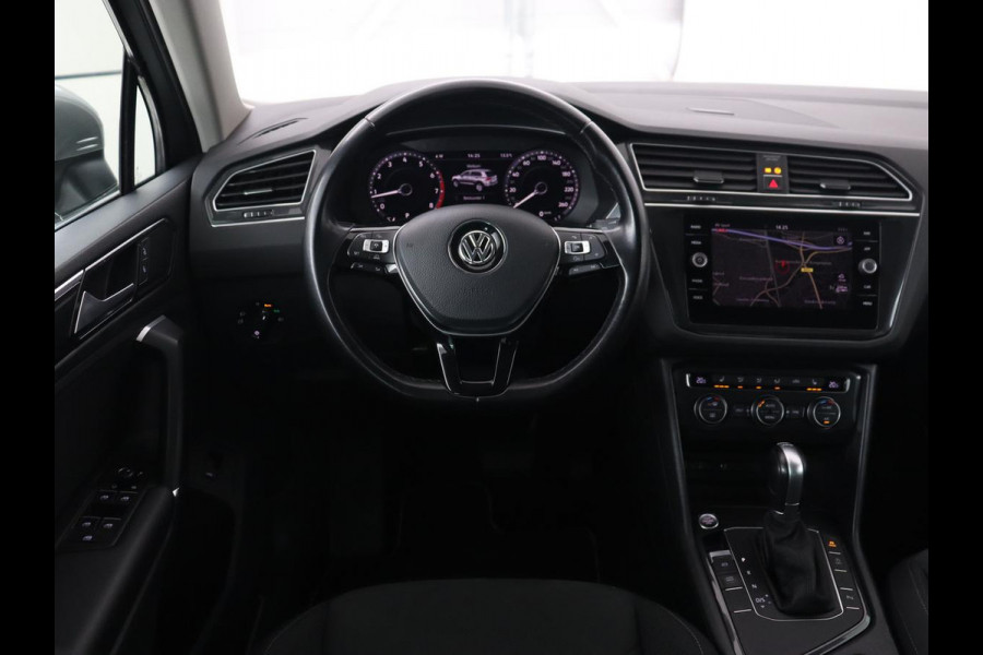 Volkswagen Tiguan 1.4 TSI R Line | Stoelverwarming | Trekhaak | Carplay | Navigatie | Virtual Cockpit | Adaptive cruise | 19'' | Parkeerhulp | Bluetooth | Adaptief LED
