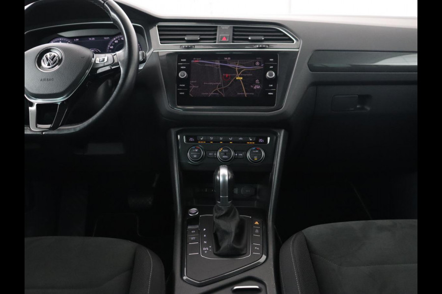 Volkswagen Tiguan 1.4 TSI R Line | Stoelverwarming | Trekhaak | Carplay | Navigatie | Virtual Cockpit | Adaptive cruise | 19'' | Parkeerhulp | Bluetooth | Adaptief LED
