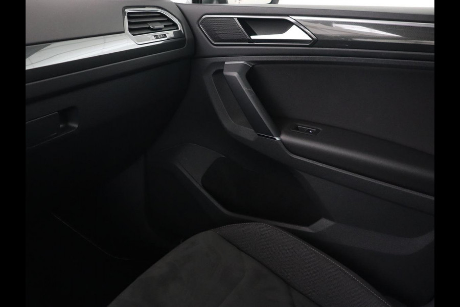 Volkswagen Tiguan 1.4 TSI R Line | Stoelverwarming | Trekhaak | Carplay | Navigatie | Virtual Cockpit | Adaptive cruise | 19'' | Parkeerhulp | Bluetooth | Adaptief LED