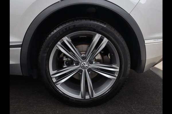 Volkswagen Tiguan 1.4 TSI R Line | Stoelverwarming | Trekhaak | Carplay | Navigatie | Virtual Cockpit | Adaptive cruise | 19'' | Parkeerhulp | Bluetooth | Adaptief LED