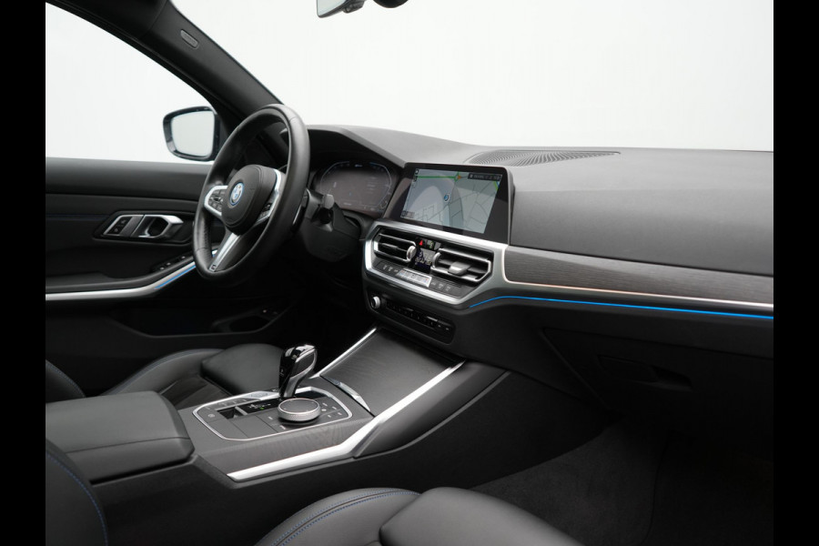 BMW 3 Serie Touring 320e M Sport Plug In Hybrid 204pk Dealer O.H. PHEV | Trekhaak Af Fabriek | Panodak | Adaptive Cruise | Alcantara Sportstoelen |  18"L.M | Apple Carplay | Keyless | Navigatie | Sfeerverlichting | Virtual | DAB |