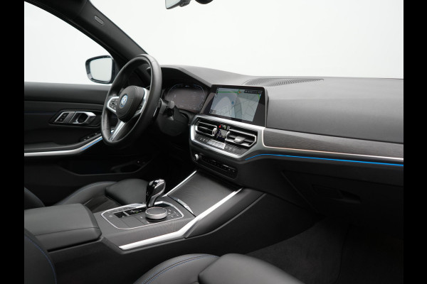 BMW 3 Serie Touring 320e M Sport Plug In Hybrid 204pk Dealer O.H. PHEV | Trekhaak Af Fabriek | Panodak | Adaptive Cruise | Alcantara Sportstoelen |  18"L.M | Apple Carplay | Keyless | Navigatie | Sfeerverlichting | Virtual | DAB |