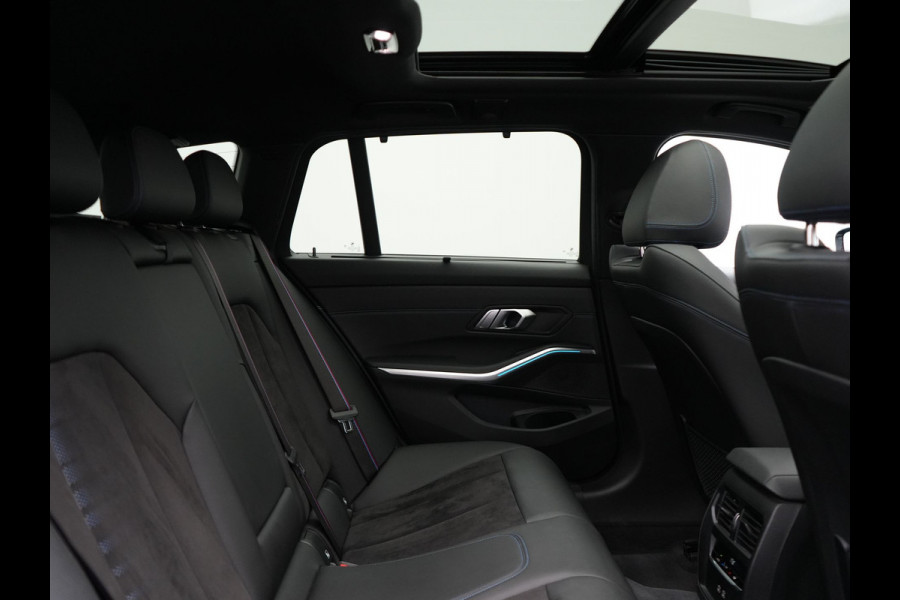 BMW 3 Serie Touring 320e M Sport Plug In Hybrid 204pk Dealer O.H. PHEV | Trekhaak Af Fabriek | Panodak | Adaptive Cruise | Alcantara Sportstoelen |  18"L.M | Apple Carplay | Keyless | Navigatie | Sfeerverlichting | Virtual | DAB |