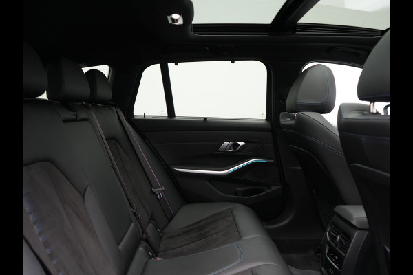 BMW 3 Serie Touring 320e M Sport Plug In Hybrid 204pk Dealer O.H. PHEV | Trekhaak Af Fabriek | Panodak | Adaptive Cruise | Alcantara Sportstoelen |  18"L.M | Apple Carplay | Keyless | Navigatie | Sfeerverlichting | Virtual | DAB |
