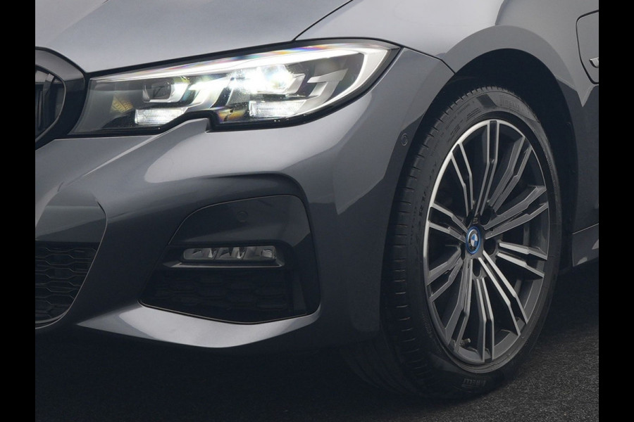 BMW 3 Serie Touring 320e M Sport Plug In Hybrid 204pk Dealer O.H. PHEV | Trekhaak Af Fabriek | Panodak | Adaptive Cruise | Alcantara Sportstoelen |  18"L.M | Apple Carplay | Keyless | Navigatie | Sfeerverlichting | Virtual | DAB |