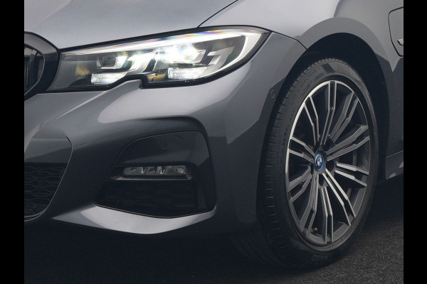 BMW 3 Serie Touring 320e M Sport Plug In Hybrid 204pk Dealer O.H. PHEV | Trekhaak Af Fabriek | Panodak | Adaptive Cruise | Alcantara Sportstoelen |  18"L.M | Apple Carplay | Keyless | Navigatie | Sfeerverlichting | Virtual | DAB |