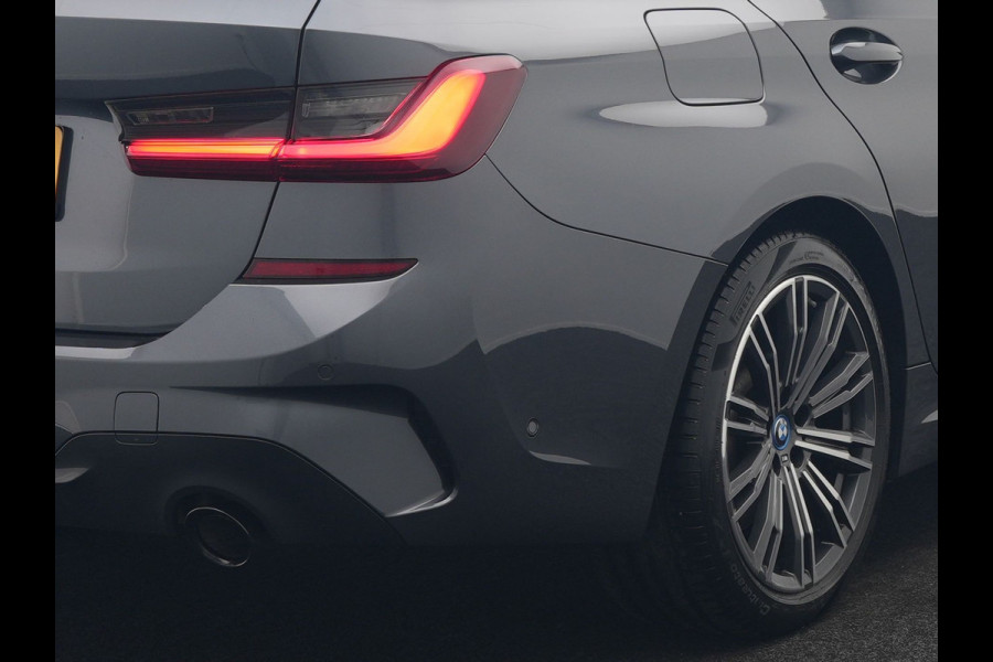 BMW 3 Serie Touring 320e M Sport Plug In Hybrid 204pk Dealer O.H. PHEV | Trekhaak Af Fabriek | Panodak | Adaptive Cruise | Alcantara Sportstoelen |  18"L.M | Apple Carplay | Keyless | Navigatie | Sfeerverlichting | Virtual | DAB |