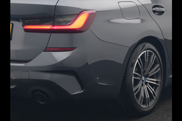 BMW 3 Serie Touring 320e M Sport Plug In Hybrid 204pk Dealer O.H. PHEV | Trekhaak Af Fabriek | Panodak | Adaptive Cruise | Alcantara Sportstoelen |  18"L.M | Apple Carplay | Keyless | Navigatie | Sfeerverlichting | Virtual | DAB |