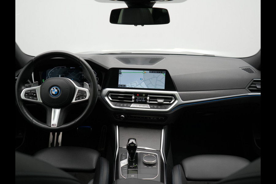 BMW 3 Serie Touring 320e M Sport Plug In Hybrid 204pk Dealer O.H. PHEV | Trekhaak Af Fabriek | Panodak | Adaptive Cruise | Alcantara Sportstoelen |  18"L.M | Apple Carplay | Keyless | Navigatie | Sfeerverlichting | Virtual | DAB |