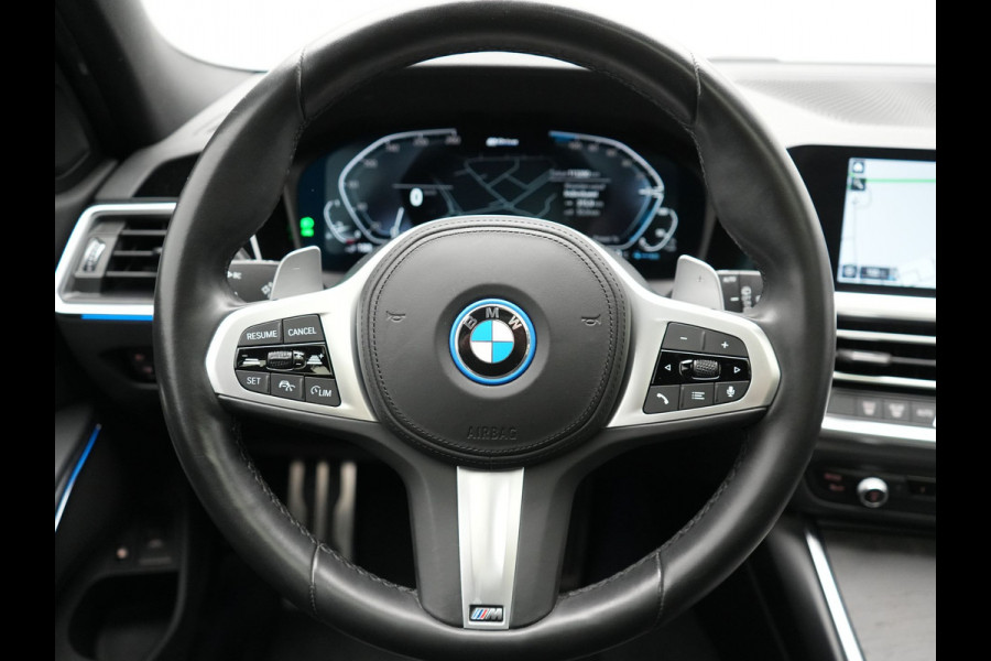 BMW 3 Serie Touring 320e M Sport Plug In Hybrid 204pk Dealer O.H. PHEV | Trekhaak Af Fabriek | Panodak | Adaptive Cruise | Alcantara Sportstoelen |  18"L.M | Apple Carplay | Keyless | Navigatie | Sfeerverlichting | Virtual | DAB |