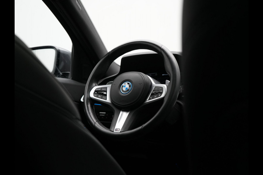 BMW 3 Serie Touring 320e M Sport Plug In Hybrid 204pk Dealer O.H. PHEV | Trekhaak Af Fabriek | Panodak | Adaptive Cruise | Alcantara Sportstoelen |  18"L.M | Apple Carplay | Keyless | Navigatie | Sfeerverlichting | Virtual | DAB |