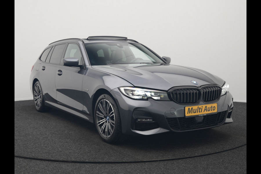 BMW 3 Serie Touring 320e M Sport Plug In Hybrid 204pk Dealer O.H. PHEV | Trekhaak Af Fabriek | Panodak | Adaptive Cruise | Alcantara Sportstoelen |  18"L.M | Apple Carplay | Keyless | Navigatie | Sfeerverlichting | Virtual | DAB |