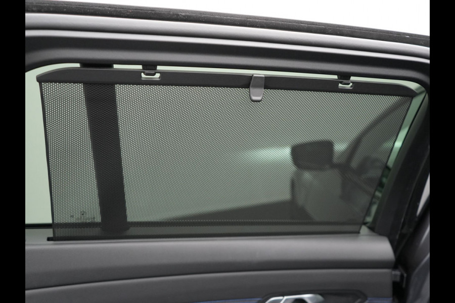 BMW 3 Serie Touring 320e M Sport Plug In Hybrid 204pk Dealer O.H. PHEV | Trekhaak Af Fabriek | Panodak | Adaptive Cruise | Alcantara Sportstoelen |  18"L.M | Apple Carplay | Keyless | Navigatie | Sfeerverlichting | Virtual | DAB |