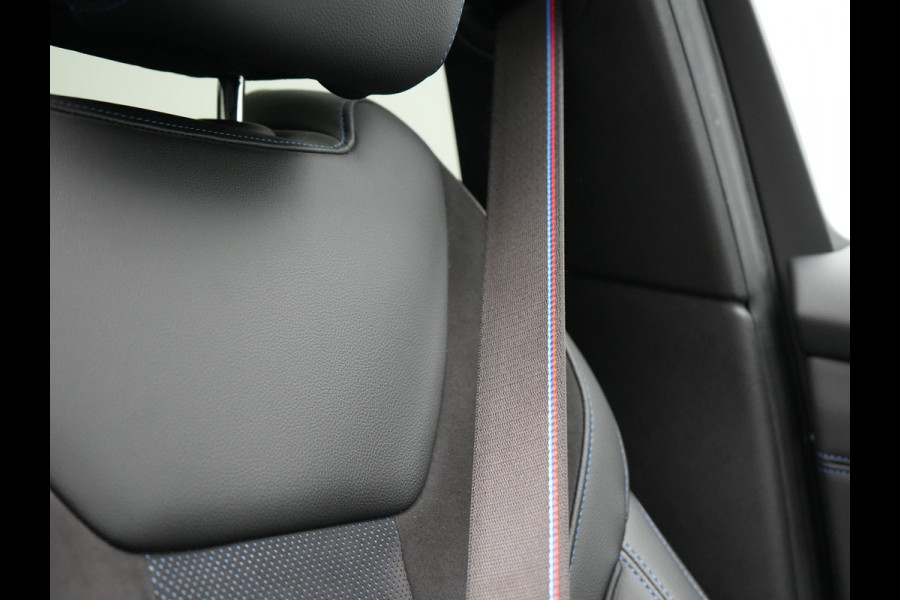 BMW 3 Serie Touring 320e M Sport Plug In Hybrid 204pk Dealer O.H. PHEV | Trekhaak Af Fabriek | Panodak | Adaptive Cruise | Alcantara Sportstoelen |  18"L.M | Apple Carplay | Keyless | Navigatie | Sfeerverlichting | Virtual | DAB |