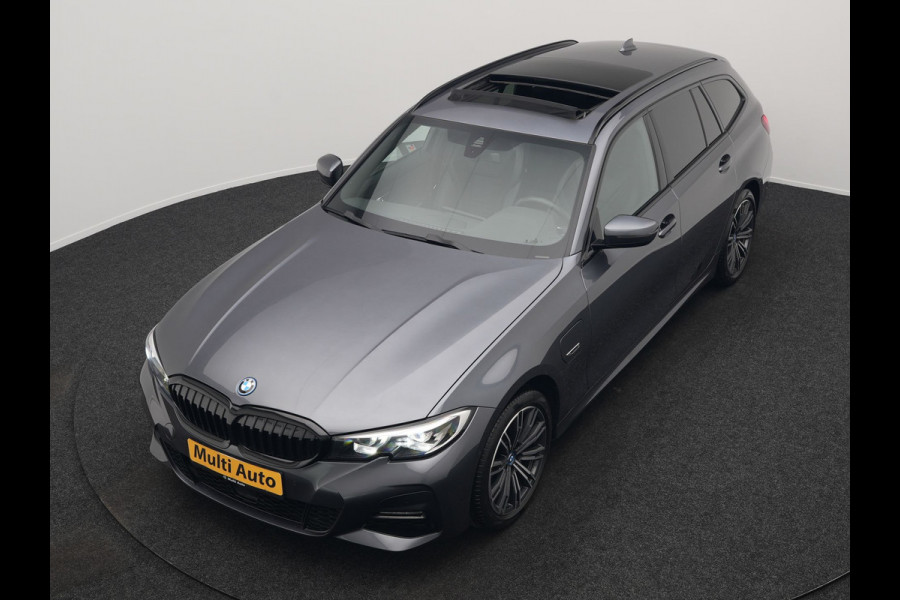 BMW 3 Serie Touring 320e M Sport Plug In Hybrid 204pk Dealer O.H. PHEV | Trekhaak Af Fabriek | Panodak | Adaptive Cruise | Alcantara Sportstoelen |  18"L.M | Apple Carplay | Keyless | Navigatie | Sfeerverlichting | Virtual | DAB |