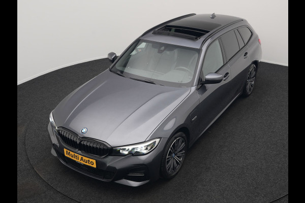 BMW 3 Serie Touring 320e M Sport Plug In Hybrid 204pk Dealer O.H. PHEV | Trekhaak Af Fabriek | Panodak | Adaptive Cruise | Alcantara Sportstoelen |  18"L.M | Apple Carplay | Keyless | Navigatie | Sfeerverlichting | Virtual | DAB |
