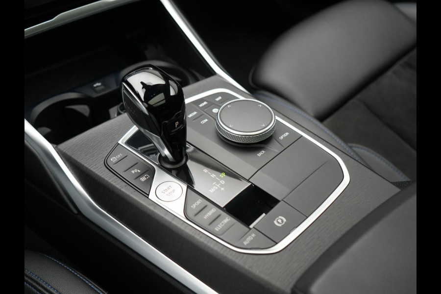 BMW 3 Serie Touring 320e M Sport Plug In Hybrid 204pk Dealer O.H. PHEV | Trekhaak Af Fabriek | Panodak | Adaptive Cruise | Alcantara Sportstoelen |  18"L.M | Apple Carplay | Keyless | Navigatie | Sfeerverlichting | Virtual | DAB |