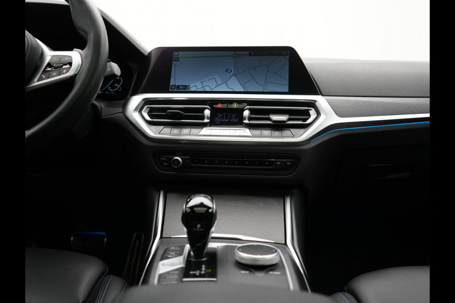 BMW 3 Serie Touring 320e M Sport Plug In Hybrid 204pk Dealer O.H. PHEV | Trekhaak Af Fabriek | Panodak | Adaptive Cruise | Alcantara Sportstoelen |  18"L.M | Apple Carplay | Keyless | Navigatie | Sfeerverlichting | Virtual | DAB |