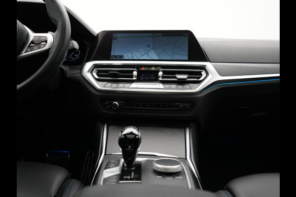 BMW 3 Serie Touring 320e M Sport Plug In Hybrid 204pk Dealer O.H. PHEV | Trekhaak Af Fabriek | Panodak | Adaptive Cruise | Alcantara Sportstoelen |  18"L.M | Apple Carplay | Keyless | Navigatie | Sfeerverlichting | Virtual | DAB |