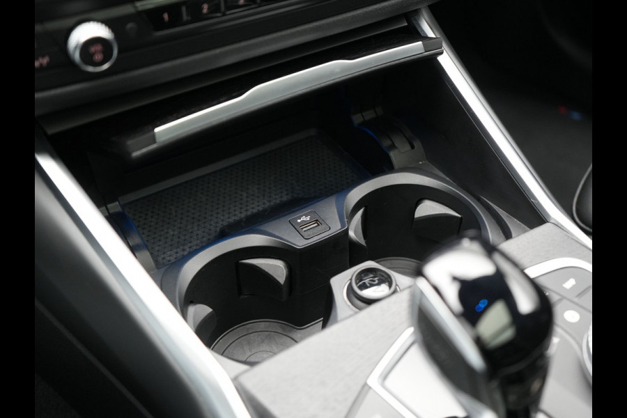 BMW 3 Serie Touring 320e M Sport Plug In Hybrid 204pk Dealer O.H. PHEV | Trekhaak Af Fabriek | Panodak | Adaptive Cruise | Alcantara Sportstoelen |  18"L.M | Apple Carplay | Keyless | Navigatie | Sfeerverlichting | Virtual | DAB |
