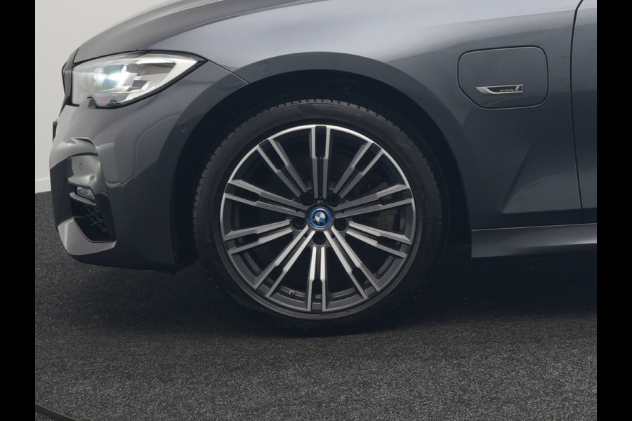BMW 3 Serie Touring 320e M Sport Plug In Hybrid 204pk Dealer O.H. PHEV | Trekhaak Af Fabriek | Panodak | Adaptive Cruise | Alcantara Sportstoelen |  18"L.M | Apple Carplay | Keyless | Navigatie | Sfeerverlichting | Virtual | DAB |