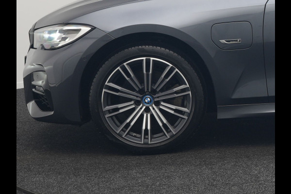 BMW 3 Serie Touring 320e M Sport Plug In Hybrid 204pk Dealer O.H. PHEV | Trekhaak Af Fabriek | Panodak | Adaptive Cruise | Alcantara Sportstoelen |  18"L.M | Apple Carplay | Keyless | Navigatie | Sfeerverlichting | Virtual | DAB |