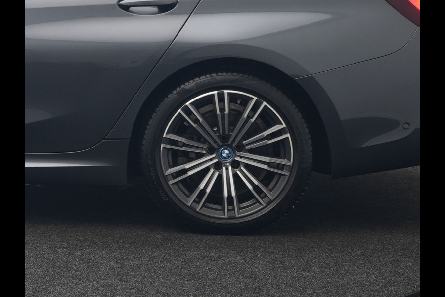 BMW 3 Serie Touring 320e M Sport Plug In Hybrid 204pk Dealer O.H. PHEV | Trekhaak Af Fabriek | Panodak | Adaptive Cruise | Alcantara Sportstoelen |  18"L.M | Apple Carplay | Keyless | Navigatie | Sfeerverlichting | Virtual | DAB |