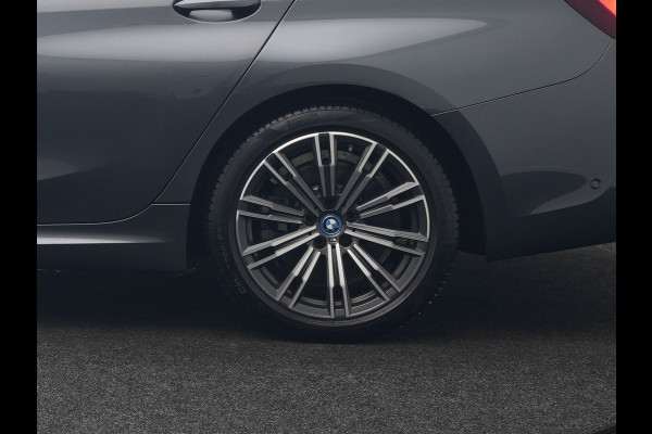 BMW 3 Serie Touring 320e M Sport Plug In Hybrid 204pk Dealer O.H. PHEV | Trekhaak Af Fabriek | Panodak | Adaptive Cruise | Alcantara Sportstoelen |  18"L.M | Apple Carplay | Keyless | Navigatie | Sfeerverlichting | Virtual | DAB |