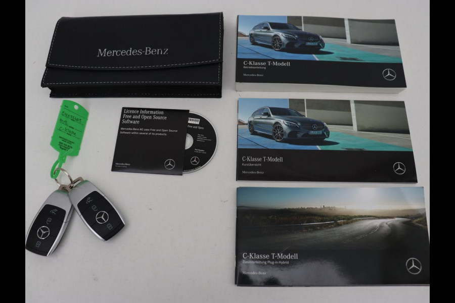 Mercedes-Benz C-Klasse 300e AMG Night | Stoelverwarming | Carplay | Leder/Alcantara | Camera | Navigatie | Park Assist | Full LED | PHEV | Plug In
