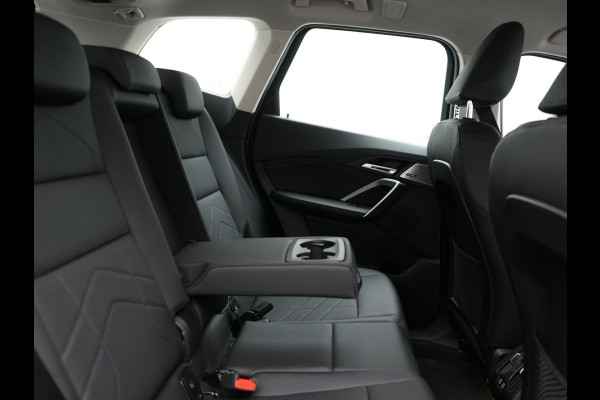 BMW X1 xDrive25e xLine Plug In Hybrid 221pk Dealer O.H PHEV | Trekhaak Af Fabriek | Head Up | 360 Camera | Adaptive Cruise | Harman Kardon | Lederen Sportstoelen Memory & Verwarmd | Navigatie | Apple Carplay | Virtual | Verwamd Stuur | DAB |