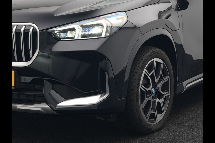 BMW X1 xDrive25e xLine Plug In Hybrid 221pk Dealer O.H PHEV | Trekhaak Af Fabriek | Head Up | 360 Camera | Adaptive Cruise | Harman Kardon | Lederen Sportstoelen Memory & Verwarmd | Navigatie | Apple Carplay | Virtual | Verwamd Stuur | DAB |