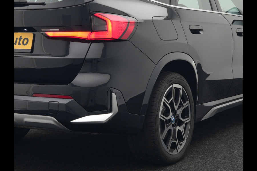 BMW X1 xDrive25e xLine Plug In Hybrid 221pk Dealer O.H PHEV | Trekhaak Af Fabriek | Head Up | 360 Camera | Adaptive Cruise | Harman Kardon | Lederen Sportstoelen Memory & Verwarmd | Navigatie | Apple Carplay | Virtual | Verwamd Stuur | DAB |