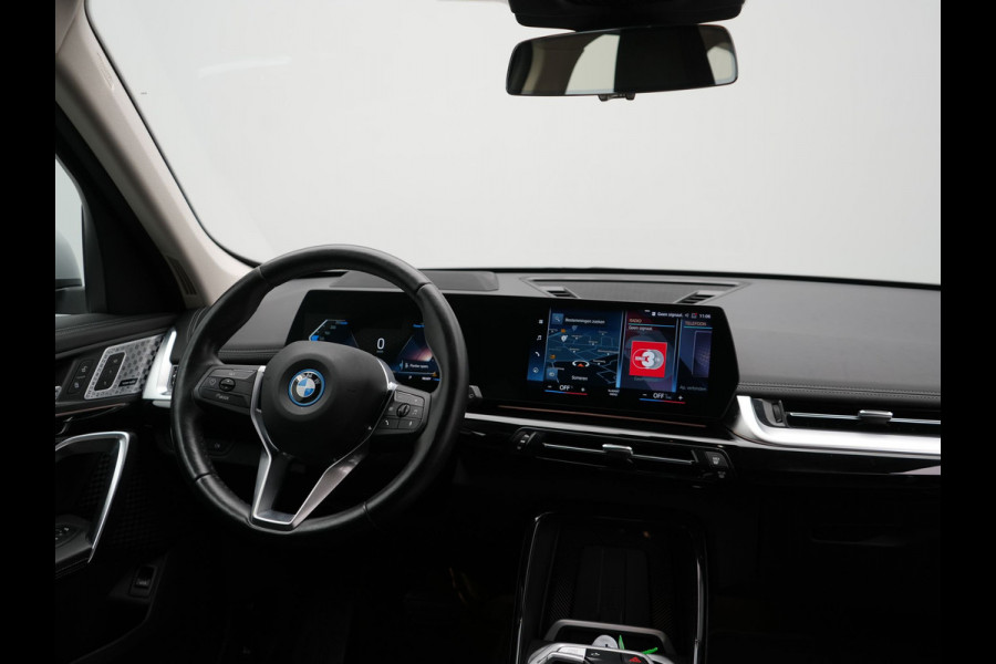 BMW X1 xDrive25e xLine Plug In Hybrid 221pk Dealer O.H PHEV | Trekhaak Af Fabriek | Head Up | 360 Camera | Adaptive Cruise | Harman Kardon | Lederen Sportstoelen Memory & Verwarmd | Navigatie | Apple Carplay | Virtual | Verwamd Stuur | DAB |