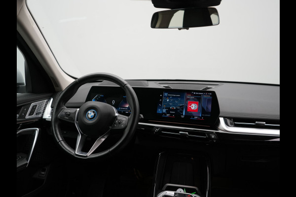BMW X1 xDrive25e xLine Plug In Hybrid 221pk Dealer O.H PHEV | Trekhaak Af Fabriek | Head Up | 360 Camera | Adaptive Cruise | Harman Kardon | Lederen Sportstoelen Memory & Verwarmd | Navigatie | Apple Carplay | Virtual | Verwamd Stuur | DAB |