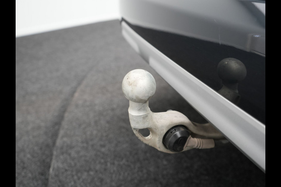 BMW X1 xDrive25e xLine Plug In Hybrid 221pk Dealer O.H PHEV | Trekhaak Af Fabriek | Head Up | 360 Camera | Adaptive Cruise | Harman Kardon | Lederen Sportstoelen Memory & Verwarmd | Navigatie | Apple Carplay | Virtual | Verwamd Stuur | DAB |