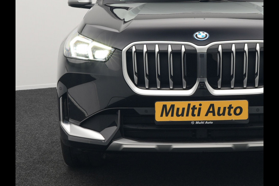 BMW X1 xDrive25e xLine Plug In Hybrid 221pk Dealer O.H PHEV | Trekhaak Af Fabriek | Head Up | 360 Camera | Adaptive Cruise | Harman Kardon | Lederen Sportstoelen Memory & Verwarmd | Navigatie | Apple Carplay | Virtual | Verwamd Stuur | DAB |